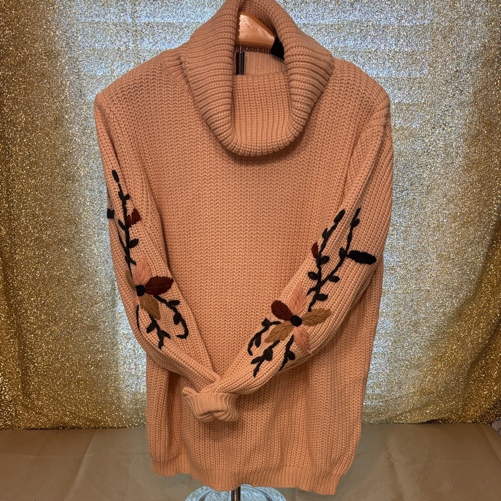 mello. Los Angeles.  Adorable light pink  Turtleneck Sweater with Floral Details